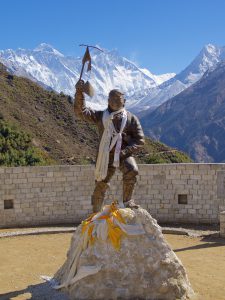 Sherpa Tenzing Norgay stoltserar med Everest i bakgrunden. Foto: Conny Andersson