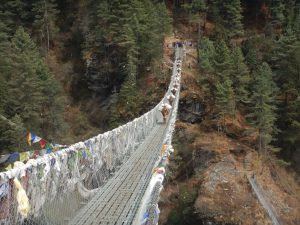 Regler för hängbroar i Himalaya: Först går djuren, sedan bärare och sist turister!