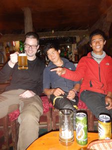 En Björn och två glada bärare på Liquid Bar i Phakding.