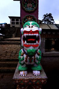 Ett lejon utanför templet i Tyngboche. Foto: Jonas Holmgren