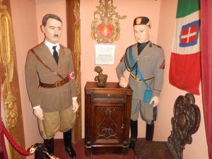 Hitler och Mussolini på det s.k. tortyrmuseet. Enda tortyren var att se skiten.